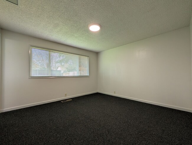 Building Photo - Newly Renovated 3-Bedroom, 1.5-Bath in Fantastic Neighborhood- Sheldon HS District