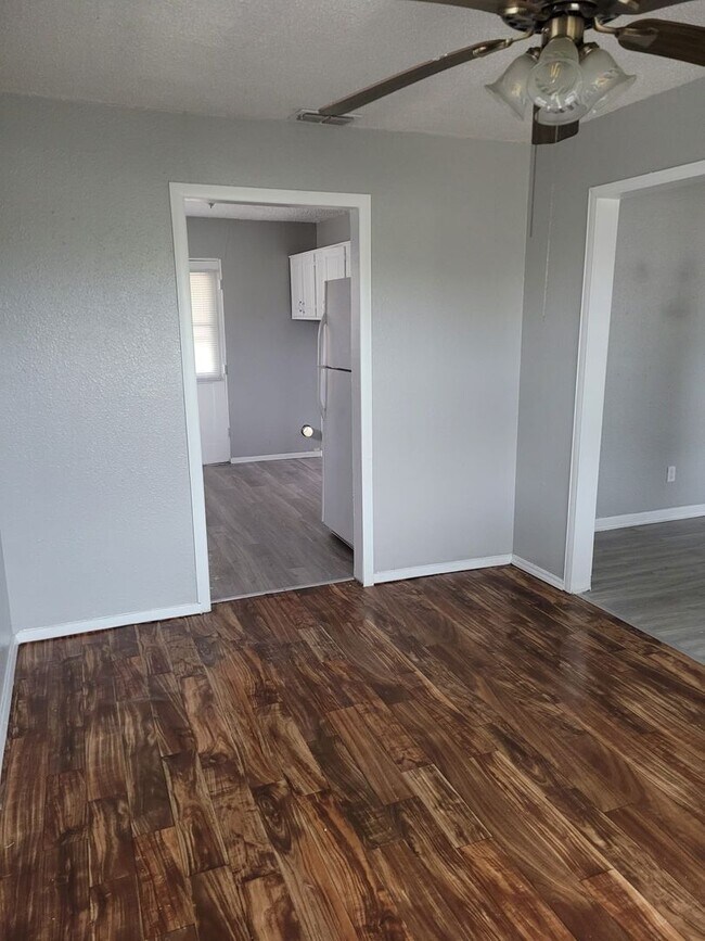 Building Photo - SPACIOUS! LOCATION!