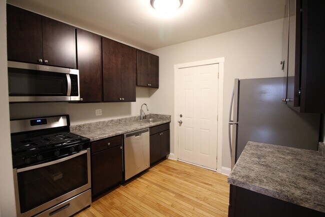 Building Photo - 3 Bed / 1 Bath Beautiful Rehabbed Apartment in Hermosa near Fullerton Bus, Restaurants & Shopping...