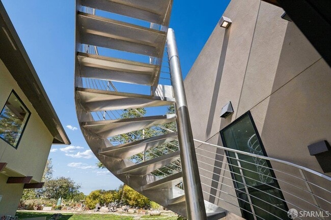 Building Photo - 1435 Lakeview Dr