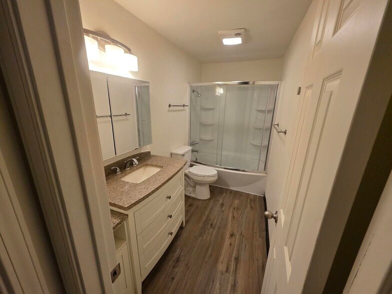 Building Photo - 256 Powell St E