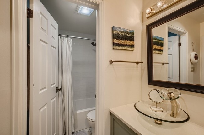 Building Photo - Ideal Downtown 1 BDR Close to Shops & Trails