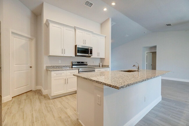Building Photo - 2352 SW Plum Ct