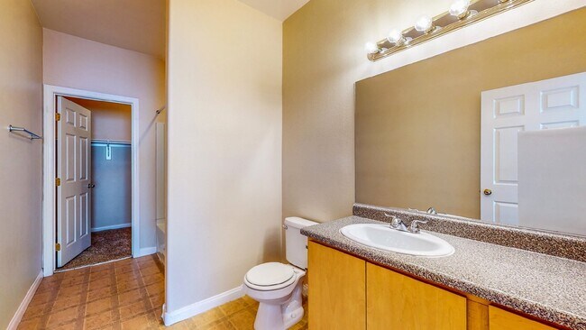 Building Photo - ** 2 weeks free rent. Excluding recurring fees** 2 BDR / 2.5 BATH SPACIOUS HOME