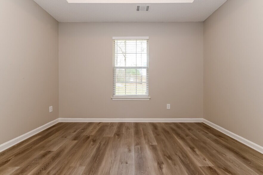 Building Photo - 5467 Sapphire Cir