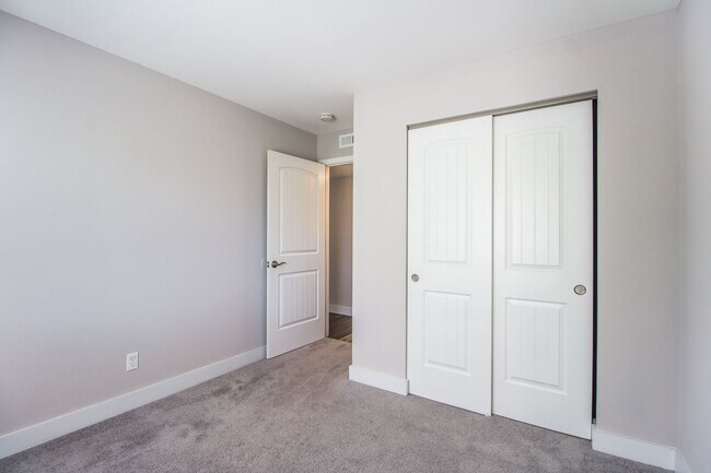 Building Photo - 2338 Vaek Dr
