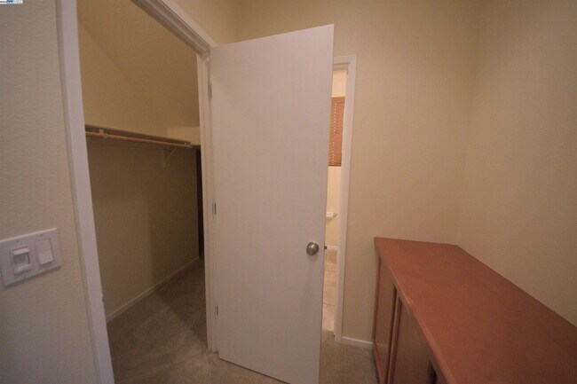Building Photo - 549 Chaparral Loop