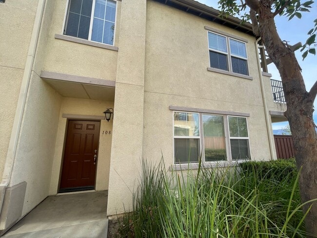 Building Photo - Three Bedroom Two Bathroom Condo in Lake Elsinore
