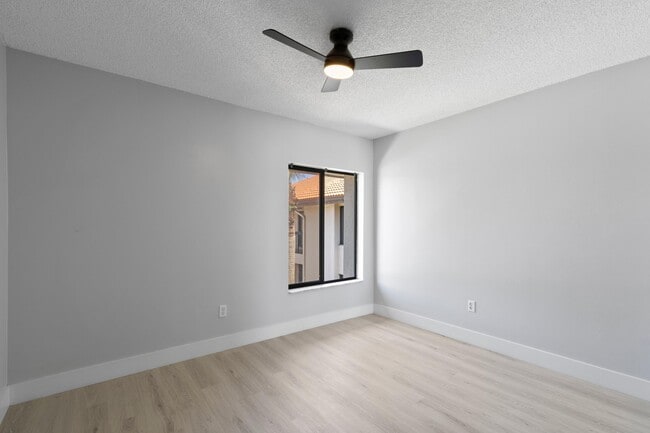 Building Photo - 350 Club Cir