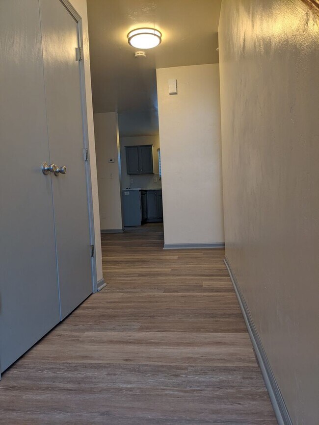 Building Photo - Welcome Home to this Grand Chute Condo!