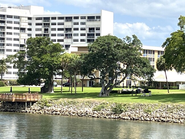 Building Photo - 308 Golfview Rd