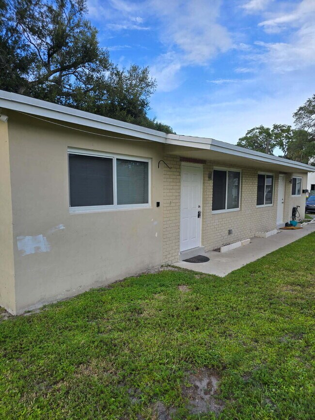 Building Photo - 4951 SW 28th Terrace
