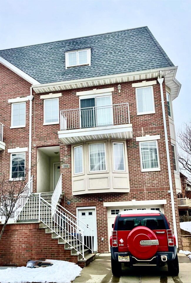 Primary Photo - 329 Soundview Ln