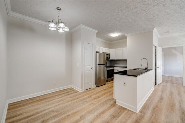 Building Photo - Evansville, IN**** Crown Moulding**** 2 Be...