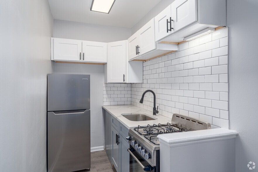 1BR, 1BA - 650SF - Kitchen - South Shore Apartments