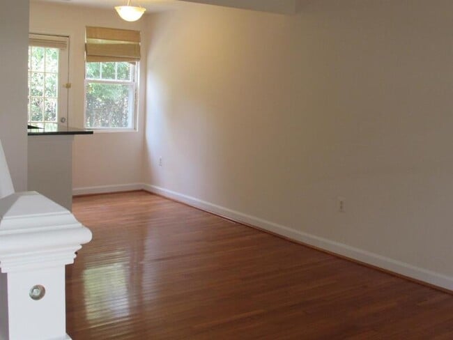 Building Photo - 2 Bedroom Townhome with 1.5 bath Ready for...