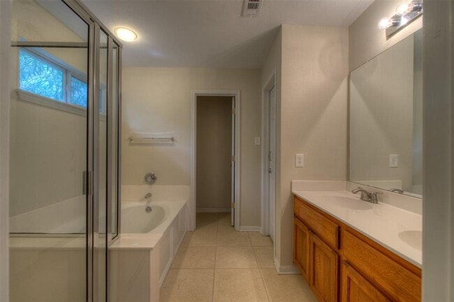 Building Photo - 290 Middle Creek Dr