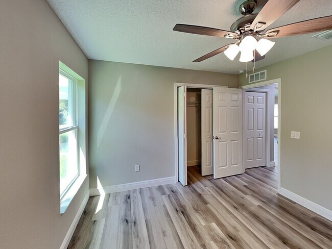 Building Photo - 9399 N Del Rio Way