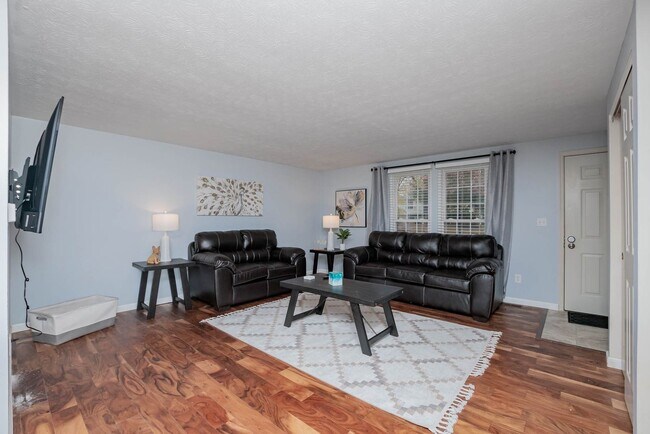 Building Photo - Inviting home with private fenced yard for pets