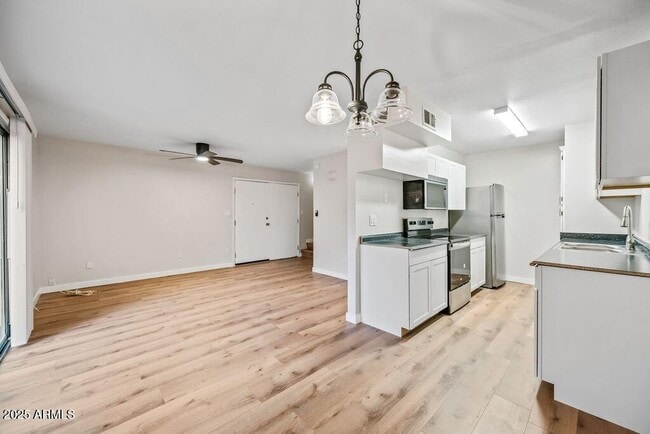 Building Photo - 5911 W Golden Ln