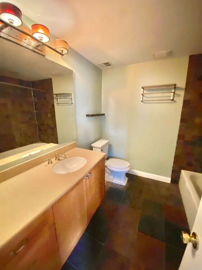 Building Photo - Logan/Dupont 1BR 1BA unit with hardwood fl...