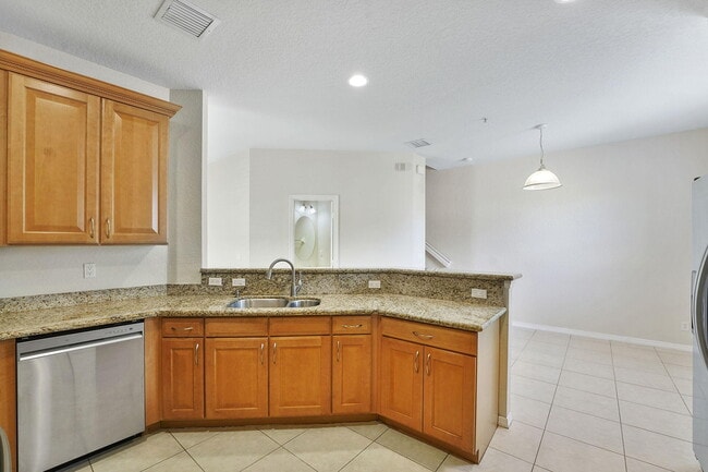 Building Photo - 128 W Royal Palm Cir