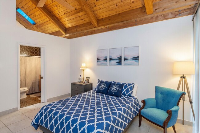 Building Photo - 497 N University Dr