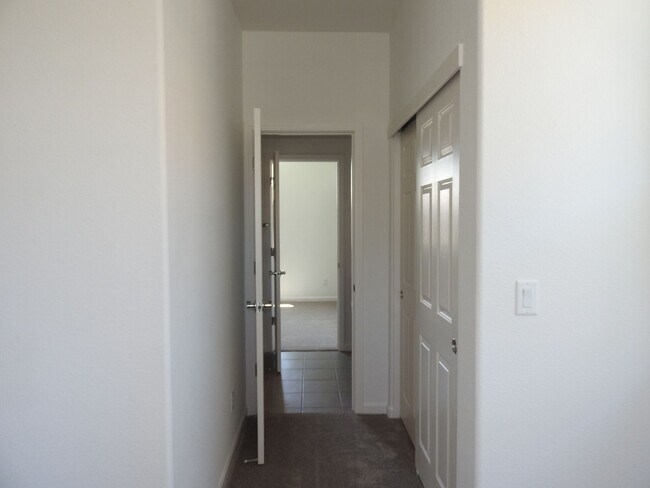 Building Photo - Beautiful Home in Roseville