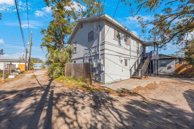 Building Photo - 935 Union St S