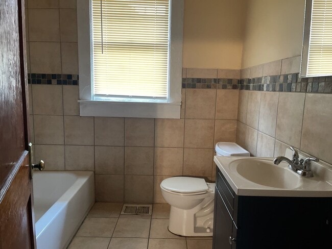 Building Photo - Spacious House in the U of M Area! Coming ...