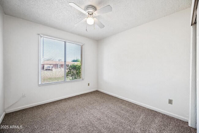 Building Photo - 2208 N 47th Ln