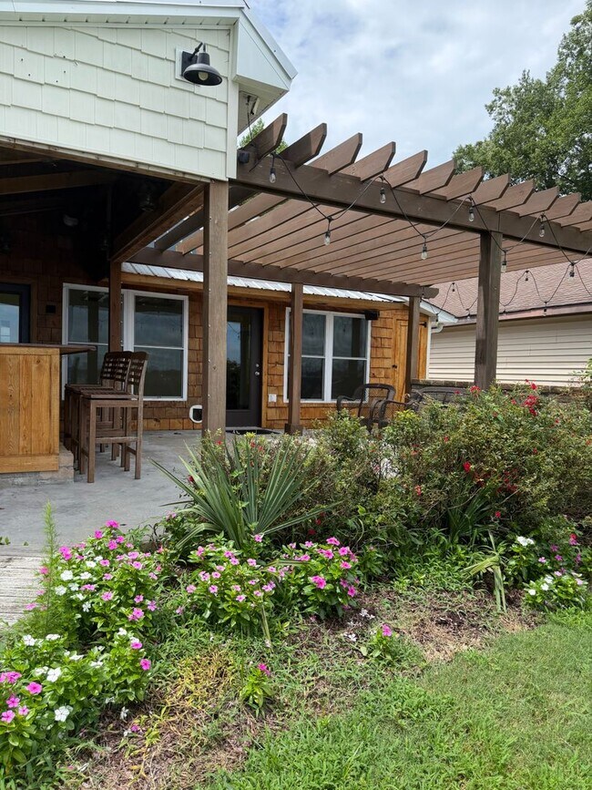 Building Photo - Fabulous 3 bedroom 2 bath in waterfront community!