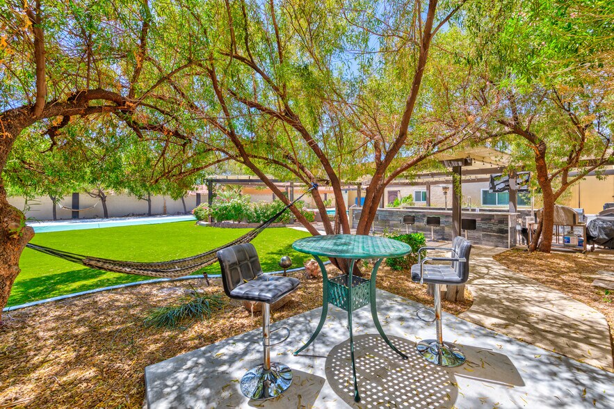 Mature Landscaping 7 Hammocks - 3160 Belcastro St