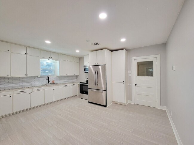 Building Photo - BEAUTIFUL REMODELED HISTORIC AREA 3 BEDROOM 1.5 BATH HOME IN ROSENBERG, TEXAS