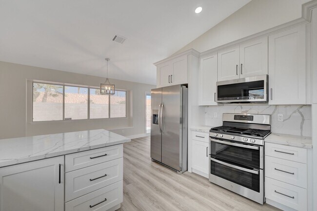 Building Photo - Remodeled Single Story, 4 Bedroom Home in Desert Shores