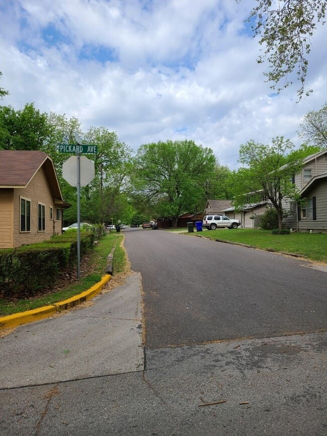 Building Photo - Updated, trendy and Ready for move in! 2 b...