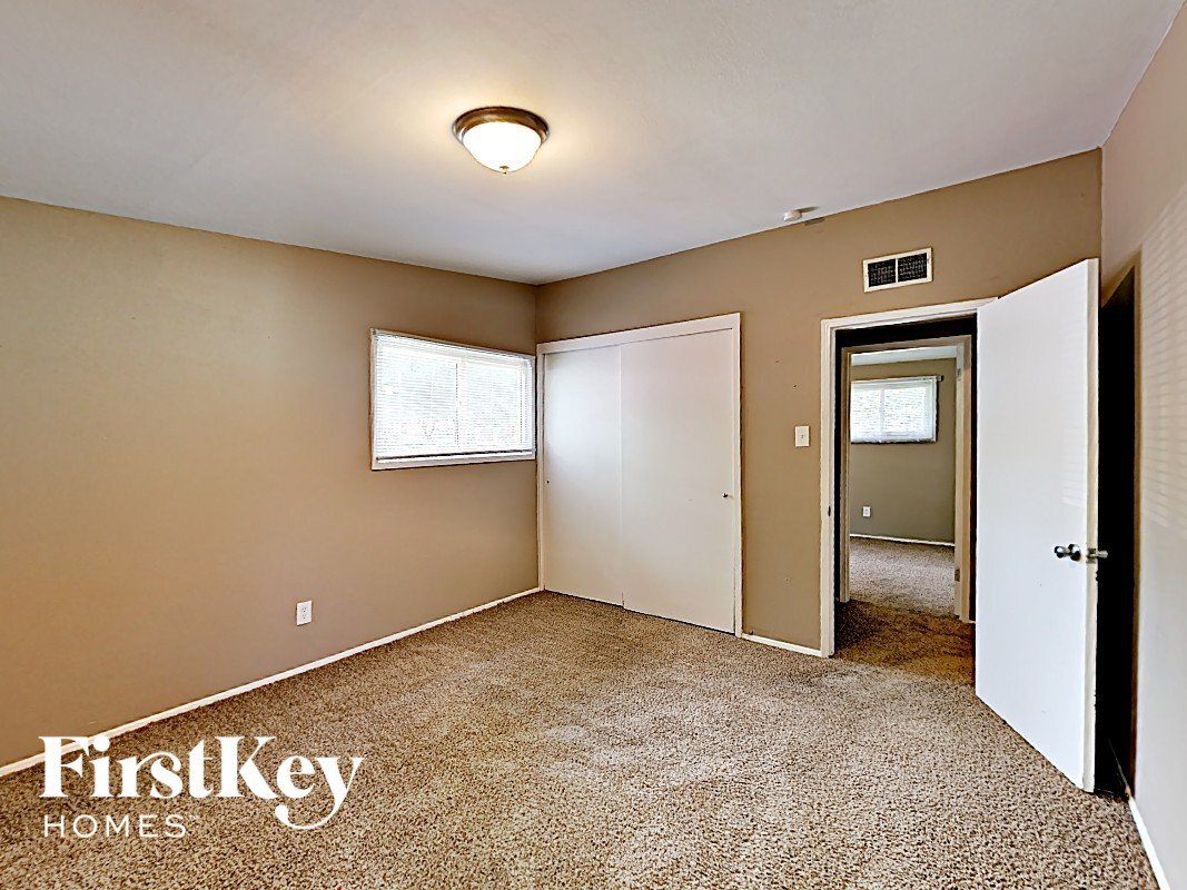 Building Photo - 805 Robinwood Dr