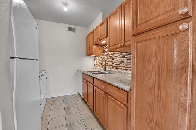 Building Photo - $1,595.00, 2 bed, 1 bath Located in Denver with a washer and dryer + 1/2 off first month rent