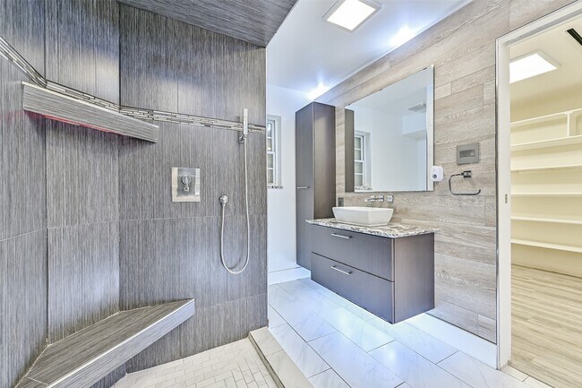 Building Photo - 9322 Petersham Dr