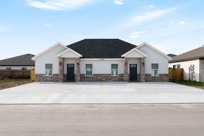 Building Photo - 2429 Summit Rd