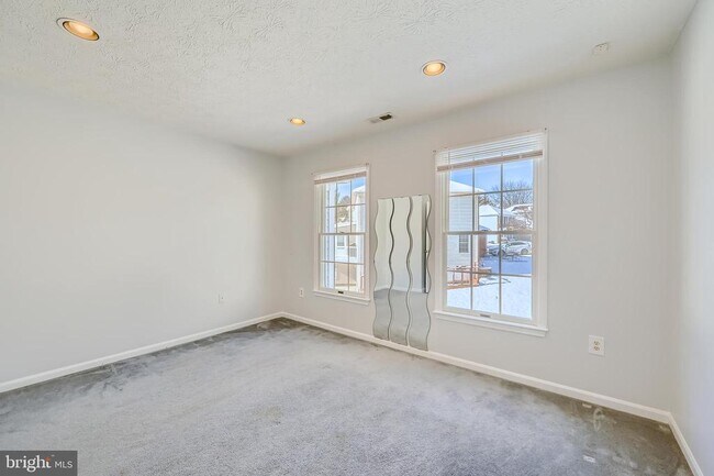 Building Photo - 8 Sapphire Hill Ct