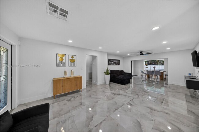 Building Photo - 3130 SW 16th St