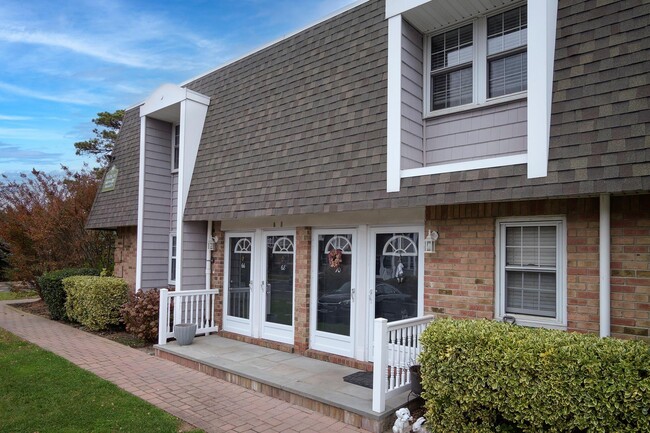 Primary Photo - 56 Midship Ln