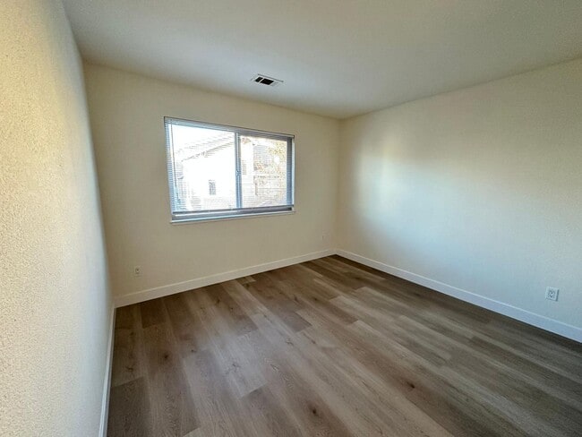 Building Photo - Cozy Beautiful Townhouse for Rent