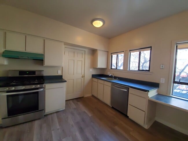 Building Photo - Top Floor Rockridge Two Bedroom Condo with...