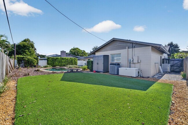 Building Photo - 677 Selkirk Dr