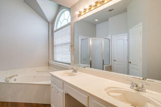 Building Photo - Freshly Remodeled 3 Bedroom, 2 Bath Home Awaiting New Tenants- FWISD- 76133