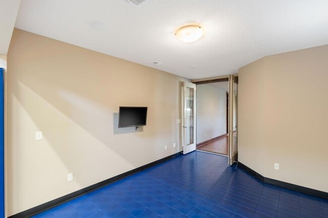 Building Photo - 5510 Upland Ln N