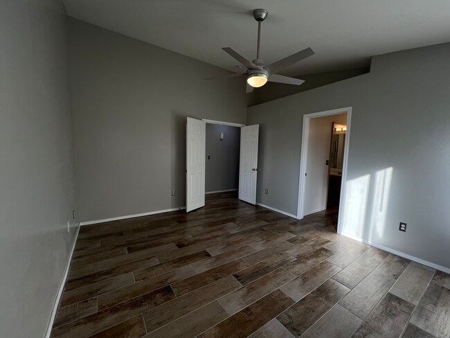 Building Photo - 910 N Swan Dr