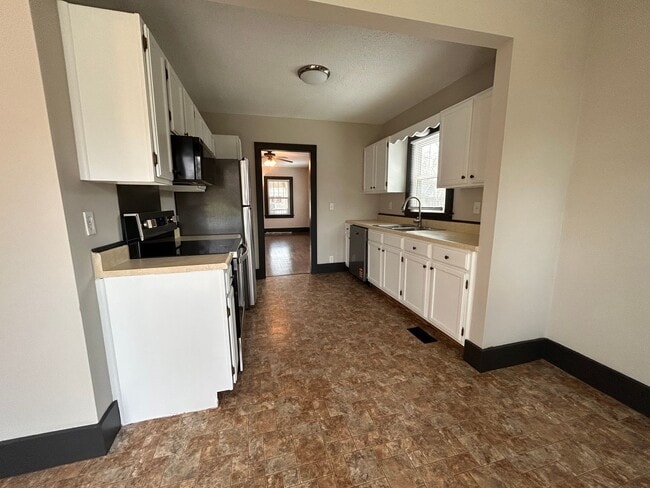 Building Photo - Cute 2 Bedroom 1 Bath Home